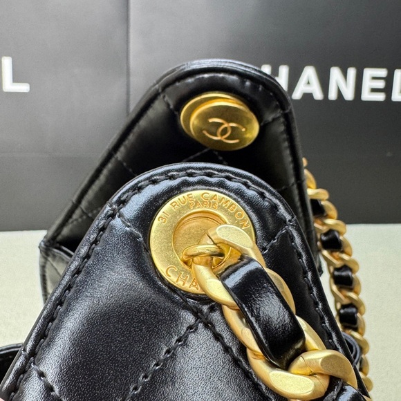 Chanel Black Quilted Shoulder Bag with Gold Chain - Picture 6 of 9
